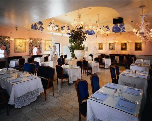 Picture of a restaurant dining room ready for evening dinner service.